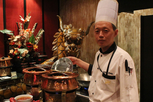 Zheng Xudong, a Chinese chef at a five-star hotel in Lahore, Pakistan, enjoys interacting with local diners and introducing them to original Chinese cuisine. He says many of the local diners have a misunderstanding of what are authentic Chinese dishes.PHOTOS BY ZHANG YUNBI / CHINA DAILY