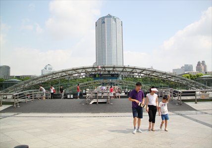 Shanghai Science and Technology Museum Station on metro Line 2 offers a wide selection of recreational facilities to residents, commuters and tourists. Photos: Zhu Jialei/GT
