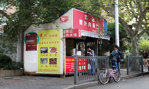 A newsstand that had been converted into a food stall sits empty on Guonian Road in Yangpu district Thursday. The newsstand was dismantled after a television news expos�� found that the stand's owner had been taking money from illegal food vendors in exchange for protection from authorities. Photo: Cai Xianmin/GT