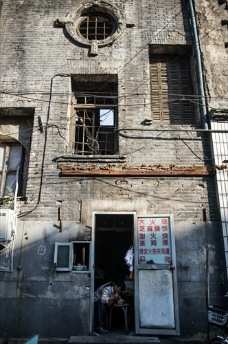 Residents eat at home in the Xiangchang New Quarter. Photo: Li Hao/GT