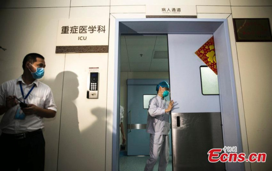 Doctors and nurses take turns to work in the ICU of Huizhong Central People��s Hospital in Huizhong city, South China��s Guangdong province, June 1, 2015. Medical staff are working on six shifts a day to provide 24-hour close monitoring of a patient with Middle East Respiratory Syndrome (MERS). (Photo/CFP)