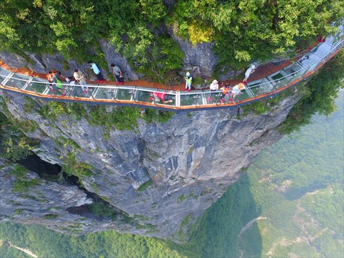 The Tianmenshan skywalk in Hubei Province ��Photo/Xinhua)
