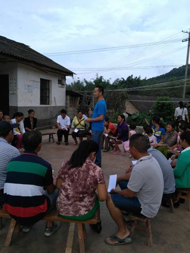 A Heifer China member of staff trains villagers in one of its poverty alleviation projects in Lancang county, Yunnan Province. (Photo/Courtesy of Heifer China)