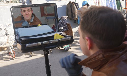 Ammerman looks at himself after his haircut. (Photo: Zhang Xinyuan/GT)