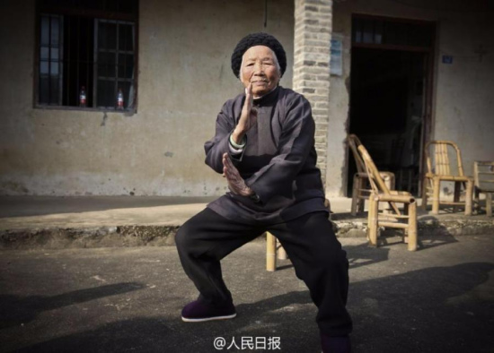 Zhang Hexian, 94, performs kung-fu moves in Liyang Town in Ningbo City, East China��s Zhejiang Province.  (Photo/Weibo of People��s Daily)