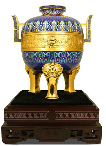 A cloisonn�� container shaped like an ancient food vessel known as a ding (Photo/Beijing Evening News)
