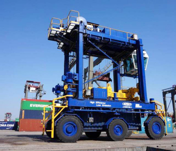 A Chinese-made self-driving container straddle carrier being tested at a port in Shanghai, January 14, 2018. (Photo/jfdaily.com)