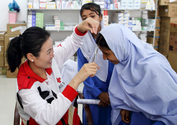 Fu Wenhuan, a doctor with the Chinese Red Cross foreign aid medical team takes a hair sample as part of checkups given to students from the China-Pakistan Government Primary School Faqeer Colony in Gwadar, Pakistan, on Wednesday.��Photo by WANG JING/CHINA DAILY��
