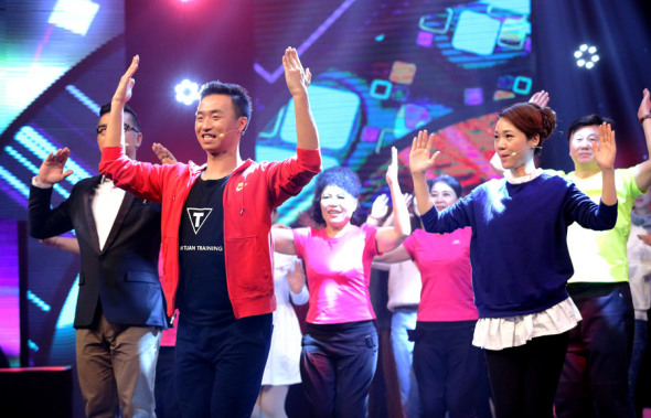 Wang Guangcheng, nicknamed China's Square Dancing Prince, leads a dance troupe in a televised entertainment show. ��Photo by KANG ZHENG/FOR CHINA DAILY��
