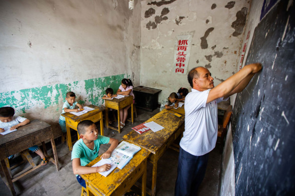 Chen Haiping teaches at the Liujiashan village school in Shanxi province. ��FENG SHUAI/FOR CHINA DAILY��