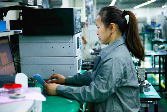 A technician tests a PDS intelligent pressure transmitter at a workshop in Chongqing, Nov 14, 2017. (Photo/chinadaily.com.cn)