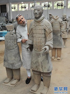 Indian PM Narendra Modi visits the Terracotta Army in Xi'an, Northwest China during his visit to China on May 14, 2015. The Terracotta Warriors Museum is located near the burial vault of the Qinshihuang, the legendary emperor who unified China around 200 BC. (Photo/Xinhua)