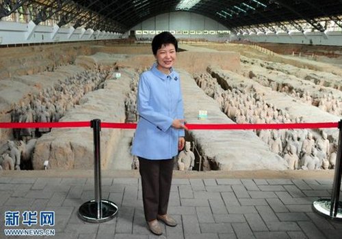 Former South Korean president Park Geun-Hye poses for a photo during a visit to the Terrocotta Warriors on June 30, 2013. (Photo/Xinhua)