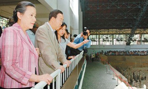 UN Secretary-General Ban Ki-moon visits the Terracotta Army in Xi'an on July 25, 2009. (Photo/Xinhua)