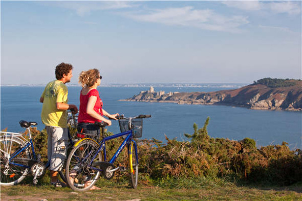 Two bikers at Cap Frehel, in northern Brittany, France. (Photo by Pierre Torset/Provided to China Daily��