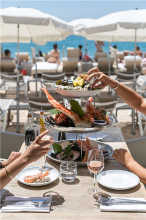 Seafood at a beachside restaurant in Cannes.  ��Photo by Herve Fabre/Provided to China Daily��