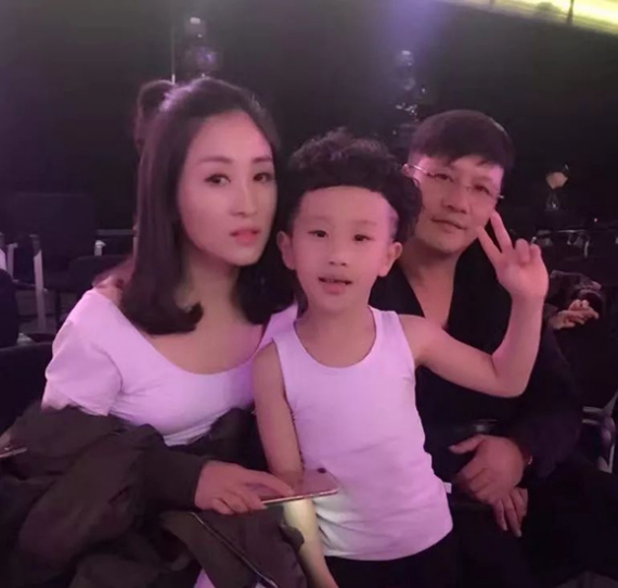 Sun with his parents. (Photo provided to Chinadaily.com.cn)