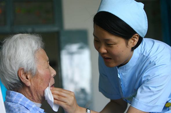 A nurse takes care of an elderly patient at a Kangning Hospital in Ningbo, Zhejiang province. ��Photo provided to China Daily��