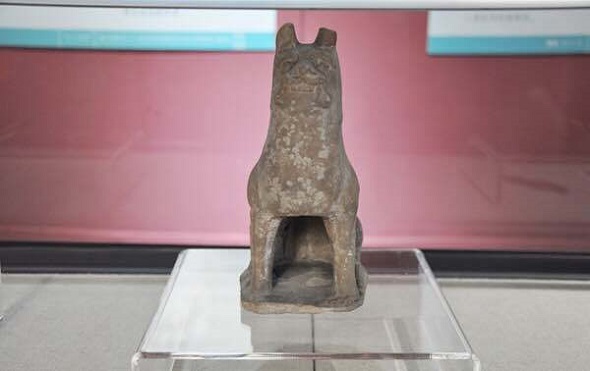 A piece of relic in the shape of dog is on display at the Heilongjiang Provincial Museum in Harbin, Heilongjiang province. (Photo provided to chinadaily.com.cn)