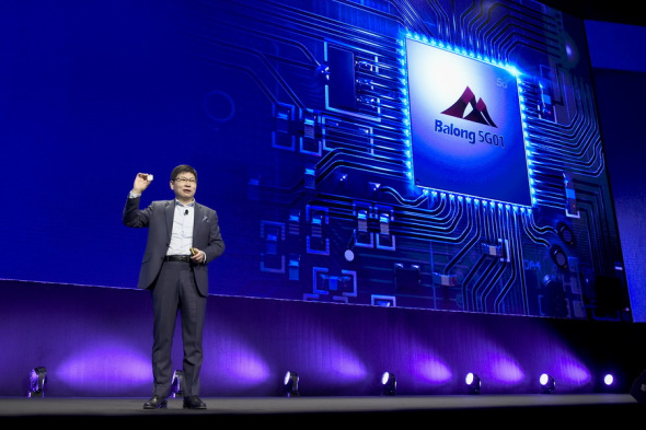 Huawei CEO Richard Yu presents the new Huawei Balong 5G01, a 5G commercial chipset, on Sunday in Barcelona, on the eve of the inauguration of the Mobile World Congress. ��Photo/China Daily��