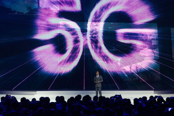 Xu Zhijun, Huawei's rotating CEO, introduces achievements of 5G technology during the release ceremony for world leading internet scientific and technological achievements in Wuzhen, East China's Zhejiang province, Dec 3, 2017.��Photo/Xinhua��