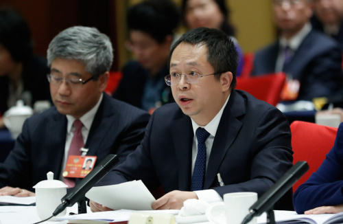 Zhou Hongyi (right), a member of the 13th National Committee of the Chinese People's Political Consultative Conference, speaks at a panel discussion on Sunday. (Photo/China News Service)