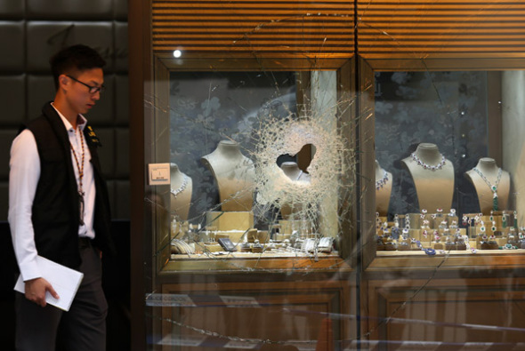 A man walks by the Treasure Jewellery store in Hong Kong, March 26, 2018.(Photo by Parker Zheng/China Daily)