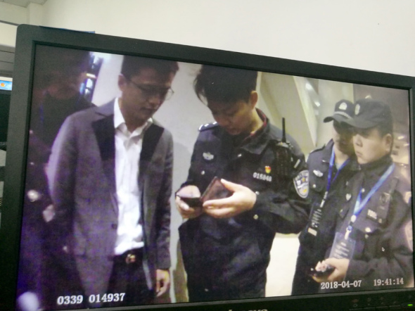 Police check Ao's identity before arresting him at a concert in Nanchang, Jiangxi province, on Friday. ��WANG JIAN/CHINA DAILY��