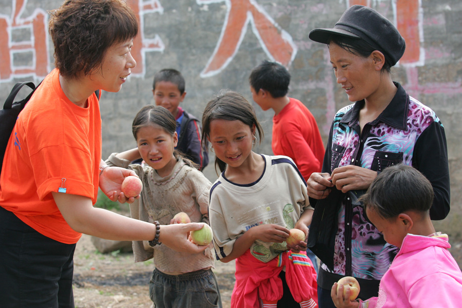 Journalist helps rewrite lives of Yi students