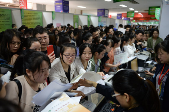 College students attend a job fair organized by Shaanxi medical institutions in Xi'an. (Photo/Xinhua)