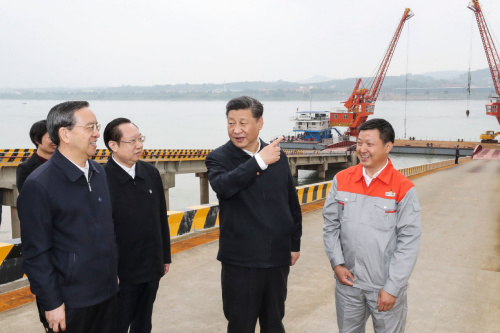 President Xi Jinping visits Yichang, Hubei province, on Tuesday. Xi inspected environmental restoration work along the Yangtze River and the development of the Yangtze River Economic Belt during his visit. ��Photo/Xinhua��