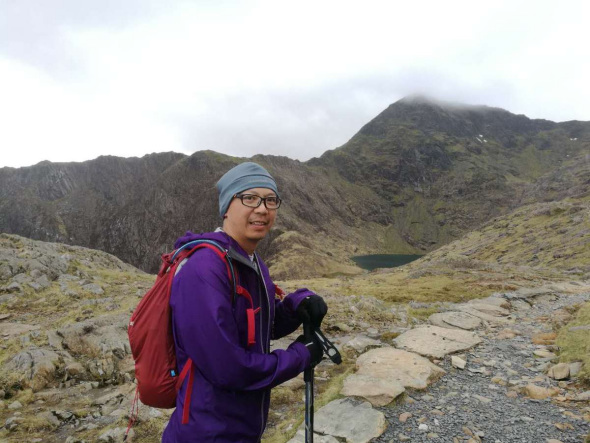 Photographer Simon Wan begins his latest ascent of Mount Snowdon in Northwest Wales. (Photo: China Daily/Angus McNeice��