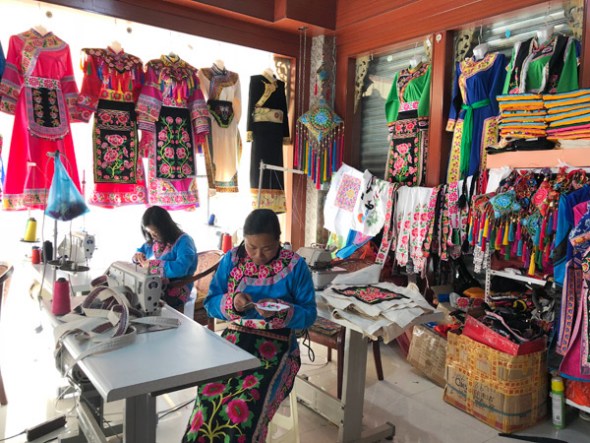 Two workers make Qiang embroidery at Chen��s clothes shop in Yanmen on May 8, 2018. (Photo by Yao Yao/chinadaily.com.cn)