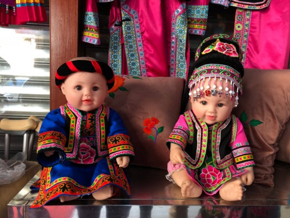 Two dolls wearing Qiang ethnic costumes are displayed at Chen��s shop in Yanmen. (Photo: chinadaily.com.cn/Yao Yao)