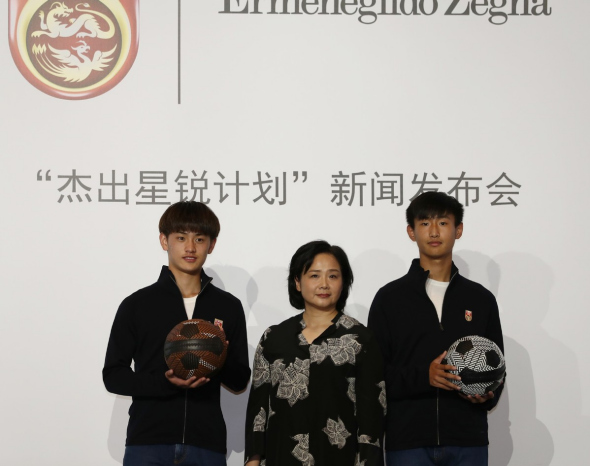 Wen Jialong (left) and Li Jiawei (right) pose with a guest on the opening ceremony of the ��outstanding rising star�� project in Beijing, May 7. (Photo/Xinhua)