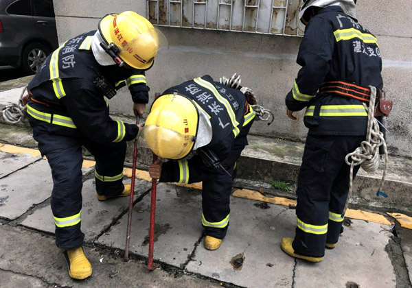 Firefighters dig into a tunnel covered by concrete slabs in Zhanjiang, Guangdong province, to rescue a cat. ��Photo/CHINA DAILY BY XIASHAN FIRE BRIGADE ONLINE��