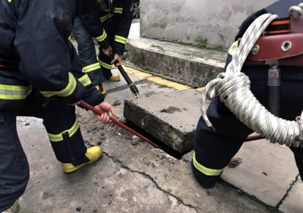 Firefighters dig into a tunnel covered by concrete slabs in Zhanjiang, Guangdong province, to rescue a cat. ��Photo/CHINA DAILY BY XIASHAN FIRE BRIGADE ONLINE��