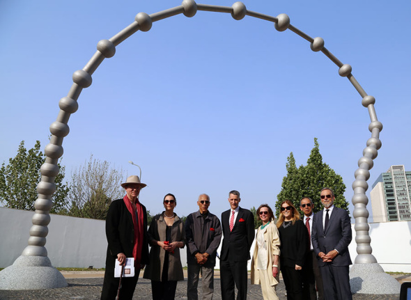 Designer Martin Puryear, third from left, poses with other guests at the ribbon-cutting ceremony for Puryear��s Connecting, a site-specific work for the US Embassy in Beijing on May 8, 2018.  (Photo provided to chinadaily.com.cn)