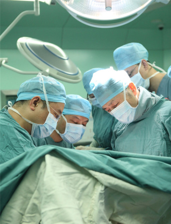 Doctors perform the liver transplant operation. ��Photo provided to chinadaily.com.cn��