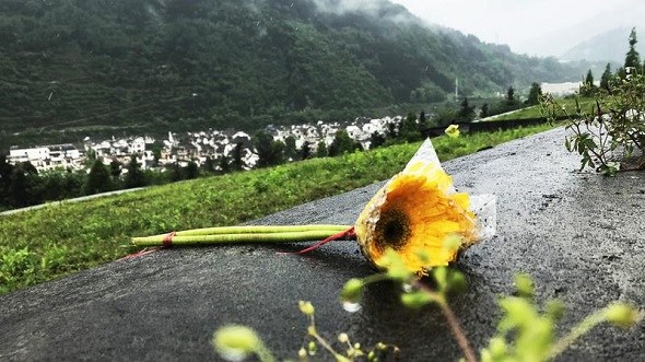 On each year��s Spring Festival and Qingming Festival (Tomb-Sweeping Day), Zhou Yuye and her mother Yu Qin attend a mass grave outside the 5.12 Wenchuan Earthquake Epicenter Yingxiu Memorial to remember her father Zhou Lunju and teacher Zhang Miya. (Dara Wang/China Daily)