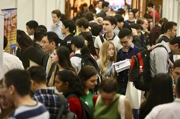 International students search for jobs at the Fifth Career Fair for International Students in China at Peking University, Beijing, on May 12, 2018. (Photo by Zhu Xingxin/China Daily)