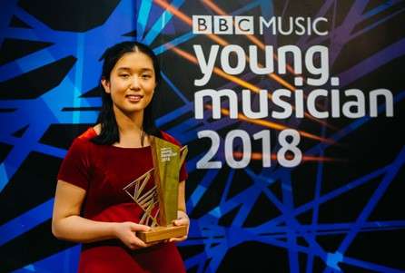 Lauren Zhang receives this year��s BBC Young Musician award, the top prize in a competition among the most promising young classical instrumentalists based in the UK. (Photo provided to China Daily)