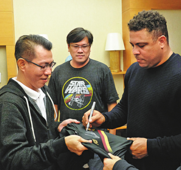 Brazilian great Ronaldo signs autographs for fans in Shanghai over the weekend. ��CHINA DAILY)