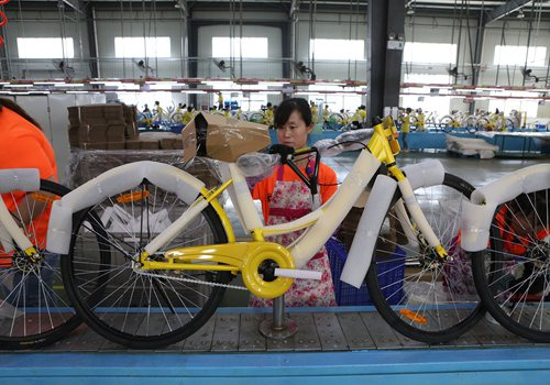 A worker packages a bicycle made for the bike-sharing company Ofo on Friday at Flying Pigeon's factory in North China's Tianjin. (Photo: Chen Qingqing/GT)