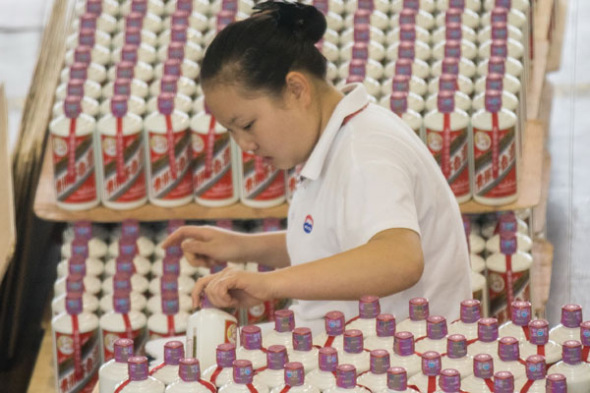 An employee packages Moutai liquor at Kweichow Moutai Co Ltd in Zunyi, Guizhou province. ��Photo/China Daily��