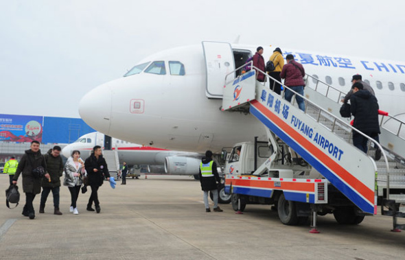Passengers board a China Express Airlines flight to Chongqing from Fuyang airport in Anhui province on Jan 15 this year. ��Photo by Wang Biao/For China Daily��