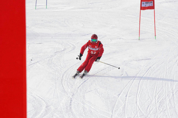A contestant takes part in the 9th Advantage Austria Ski Race held in Vanke Lake Songhua Resort, Jilin city, Jilin province, on Feb 3, 2018. The event aimed to intensify the cooperation between China and Austria in the areas of winter sports and lifestyle. ��Photo provided to chinadaily.com.cn��