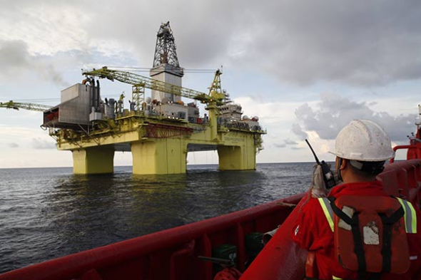 A technician from CNOOC oversees the operation of a drilling platform in South China Sea.��Photo/Xinhua��