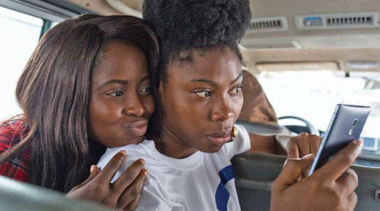 Two Nigerian women take a selfie with a Tecno smartphone made by Transsion Holdings, a Shenzhen-based manufacturer. ��Photo provided to China Daily��