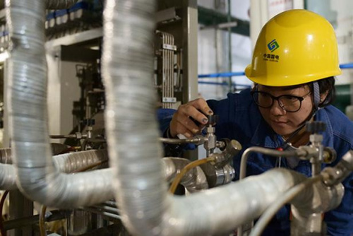 A technician of China Guodian Corp checks facilities in Lanzhou, capital of Gansu province. (Photo/Xinhua)
